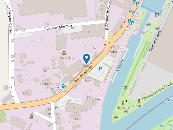Plan du quartier : La Marina est signalée au 76 rue de Vannes, le long de la D775, à une centaine de mètres du bord de la Vilaine ; deux stationnements sont indiqués de part et d’autre de la rue.